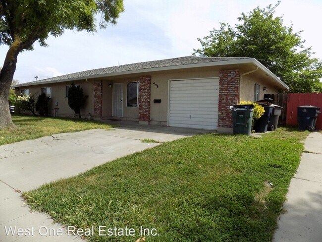 Foto del edificio - 3 br, 1.5 bath House - 498 Hintz Ave