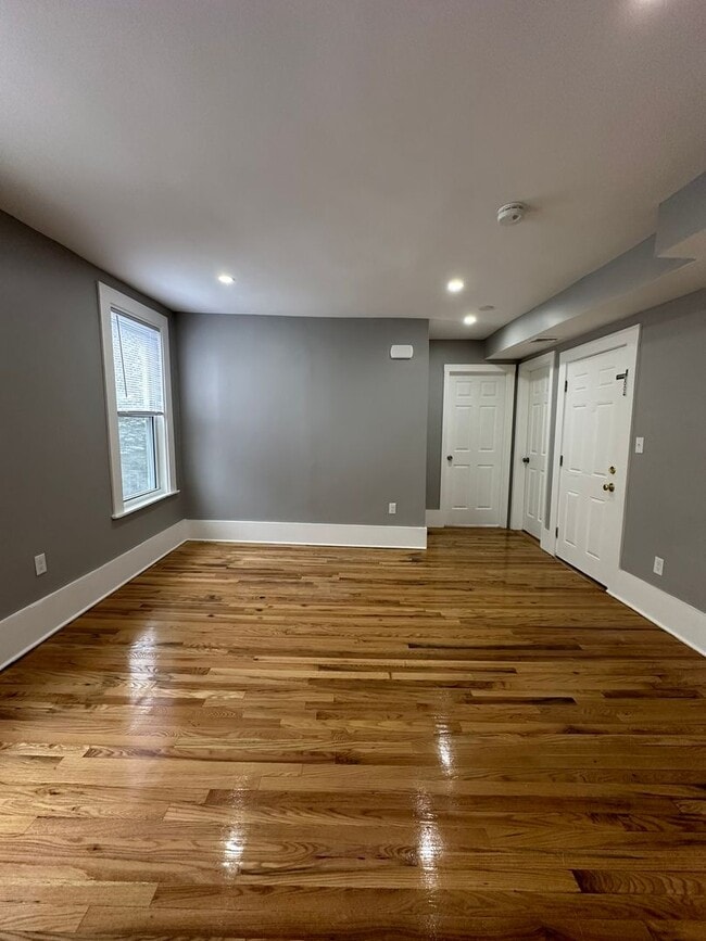 Building Photo - 8nel