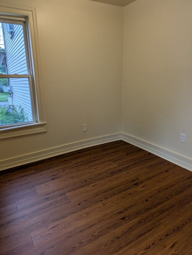 dormitorio - 305 N Center St