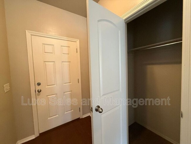 Foto del edificio - 2408 Alta Vista Ln