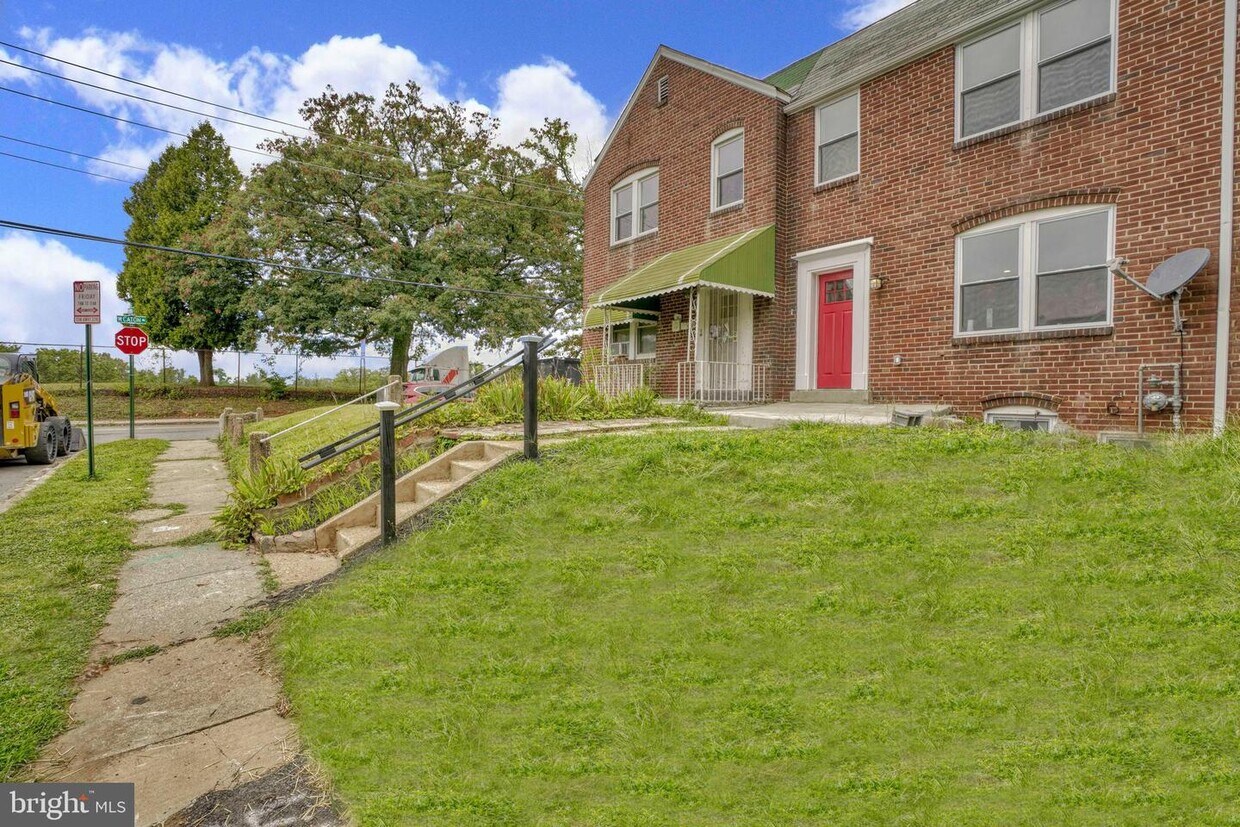 Primary Photo - 102 Denison St