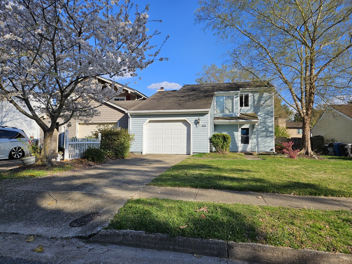 Primary Photo - 1658 Dylan Dr