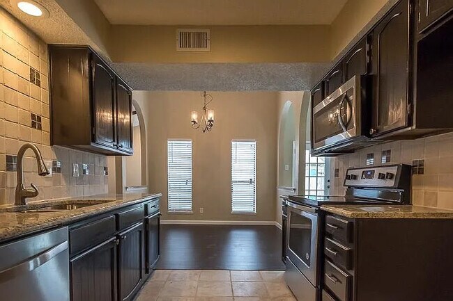 Foto del edificio - 2925 Holy Cross Ln