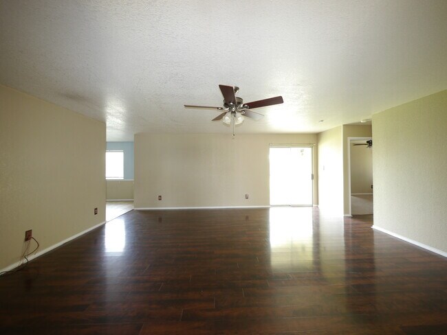 Foto del edificio - HOME WITH NEW CARPET and LARGE YARD IN WIL...