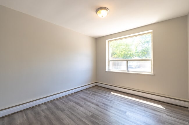 Building Photo - De Laurentian Apartments