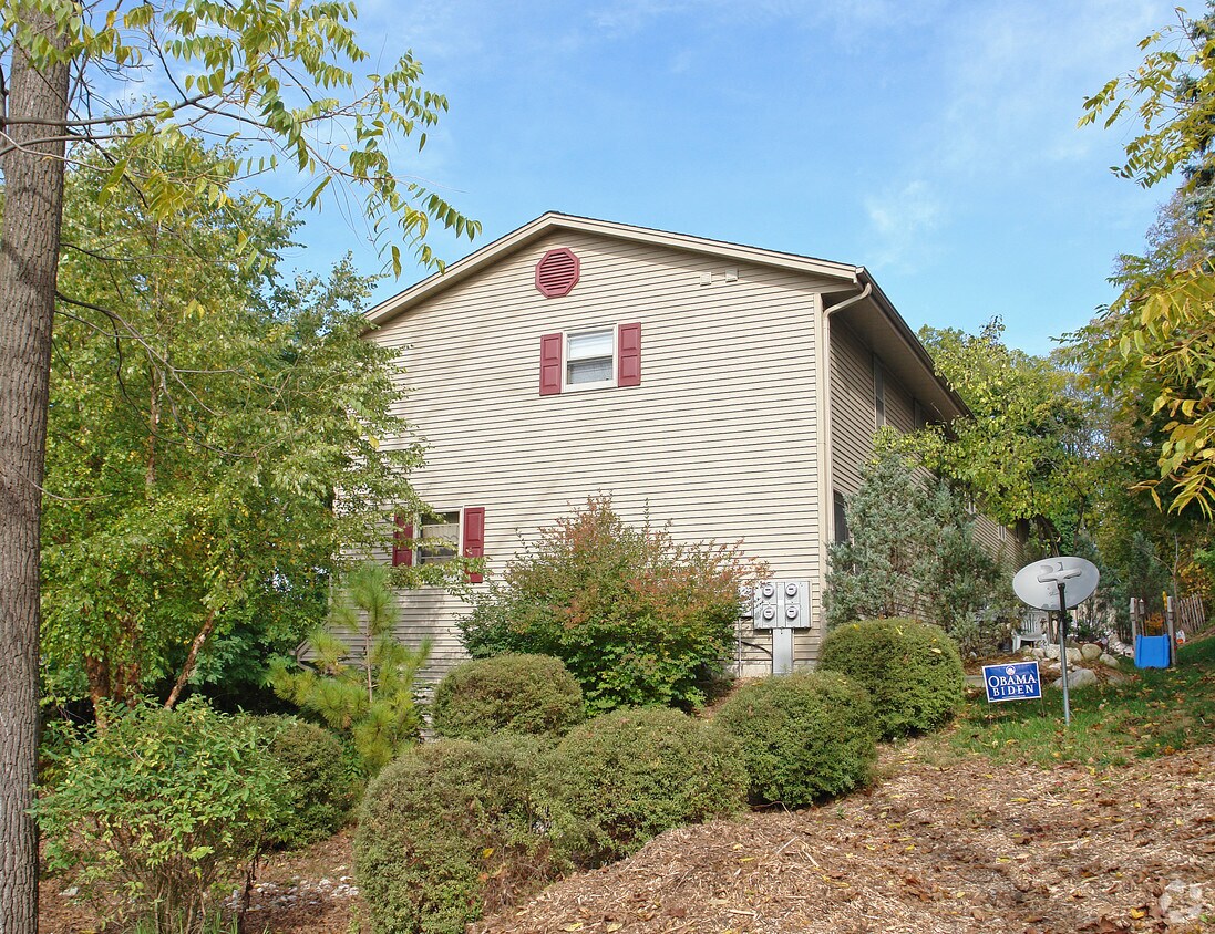 Building Photo - 404 Racine St
