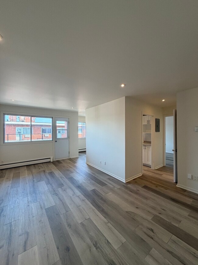 Building Photo - 560 Av 33E