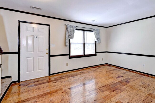 Foto del edificio - Lovely 2-Bedroom, 1.5-Bath End Unit Townho...
