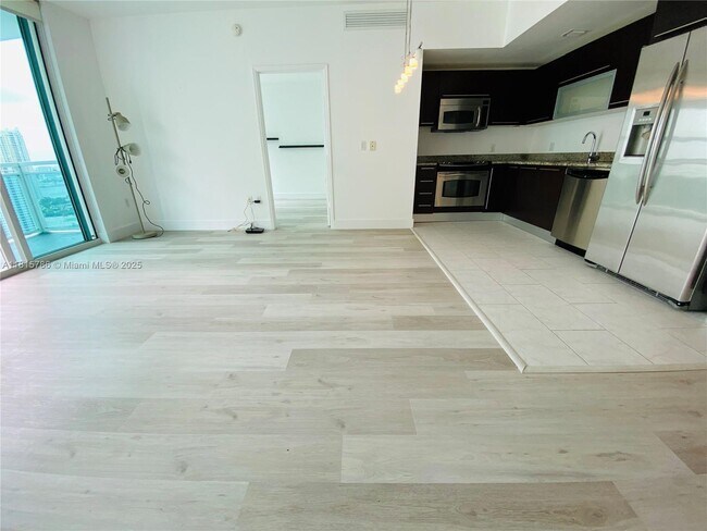 Building Photo - 950 Brickell Bay Dr