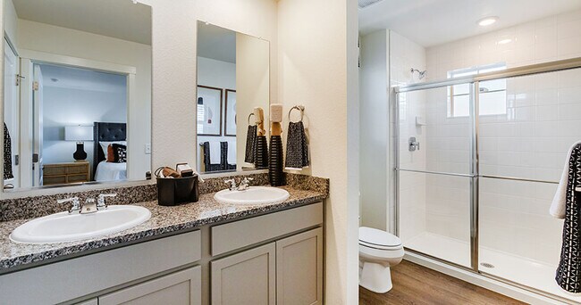 Foto del edificio - The Meadows at Tutt Village Townhomes