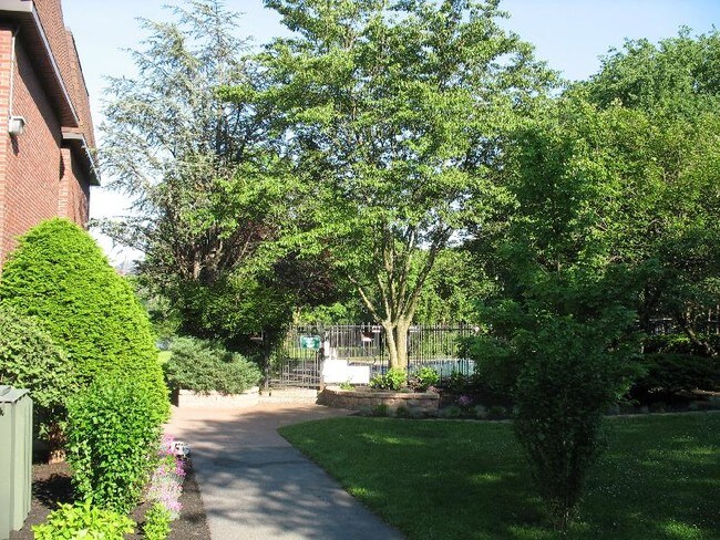 Building Photo - 140 Kenrick St