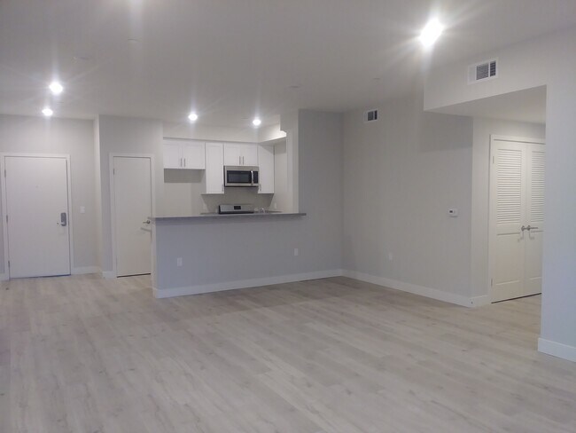 Foto del edificio - 14333 Roscoe Blvd