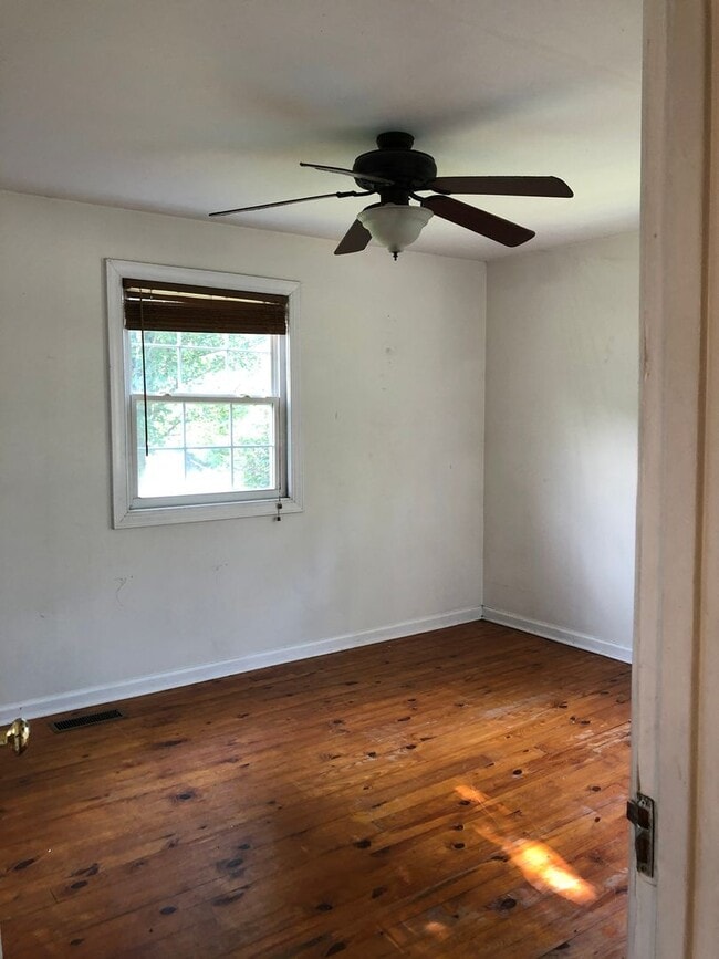 Foto del edificio - Cute Cottage in Convenient Location off Th...
