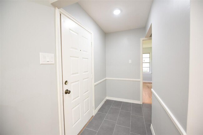 Building Photo - 3316 Latham Dr