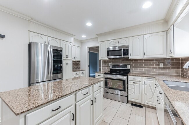 Building Photo - 2520 Oxborough Dr