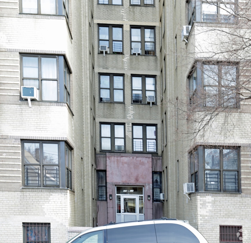 Building Photo - 655 E 228th St