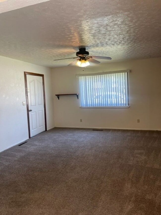Building Photo - 2 bedroom 1 bathroom Move-in Ready!