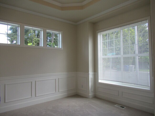 Foto del edificio - Three bedroom+den, 2.5 bath home on corner...