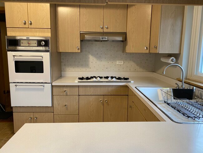 Gas Stove and Oven - 2721 N Nordica Ave