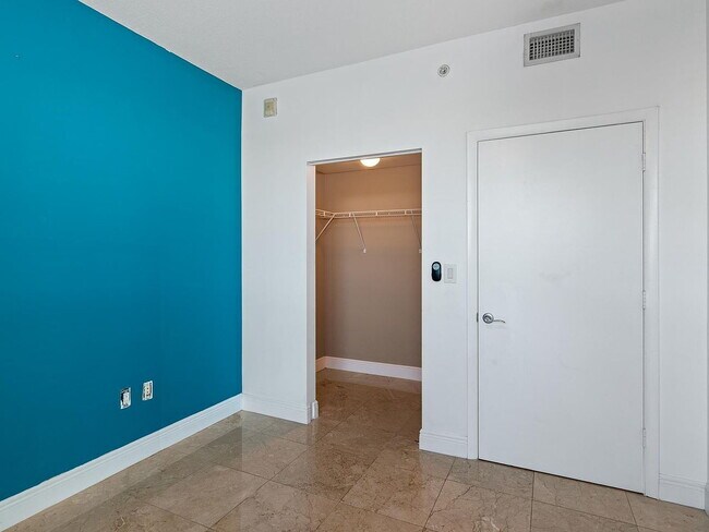 Foto del edificio - "Chic 1-Bedroom Retreat in the Heart of Miami - 782 Sq Ft of Comfort!"