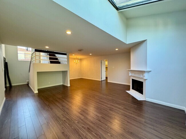 Building Photo - Desired Location Newly Renovated Spacious ...
