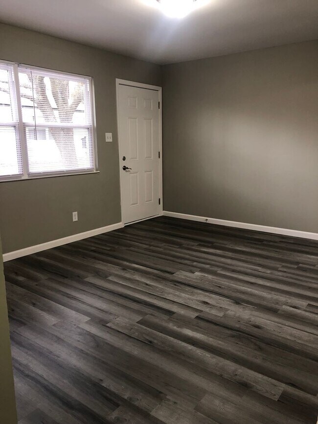 Foto del edificio - Beautifully Renovated Two Bedroom Apartmen...