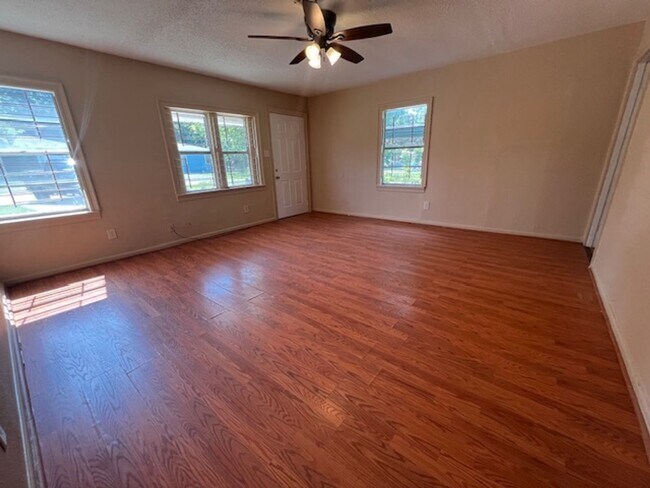 Building Photo - 3 Bedroom / 1 Bath Home - For Rent