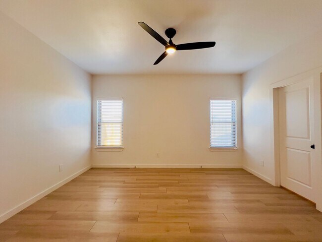 Foto del edificio - PRE-LEASING FOR AUGUST! Spacious 3-Bedroom Townhouse Near Texas Tech