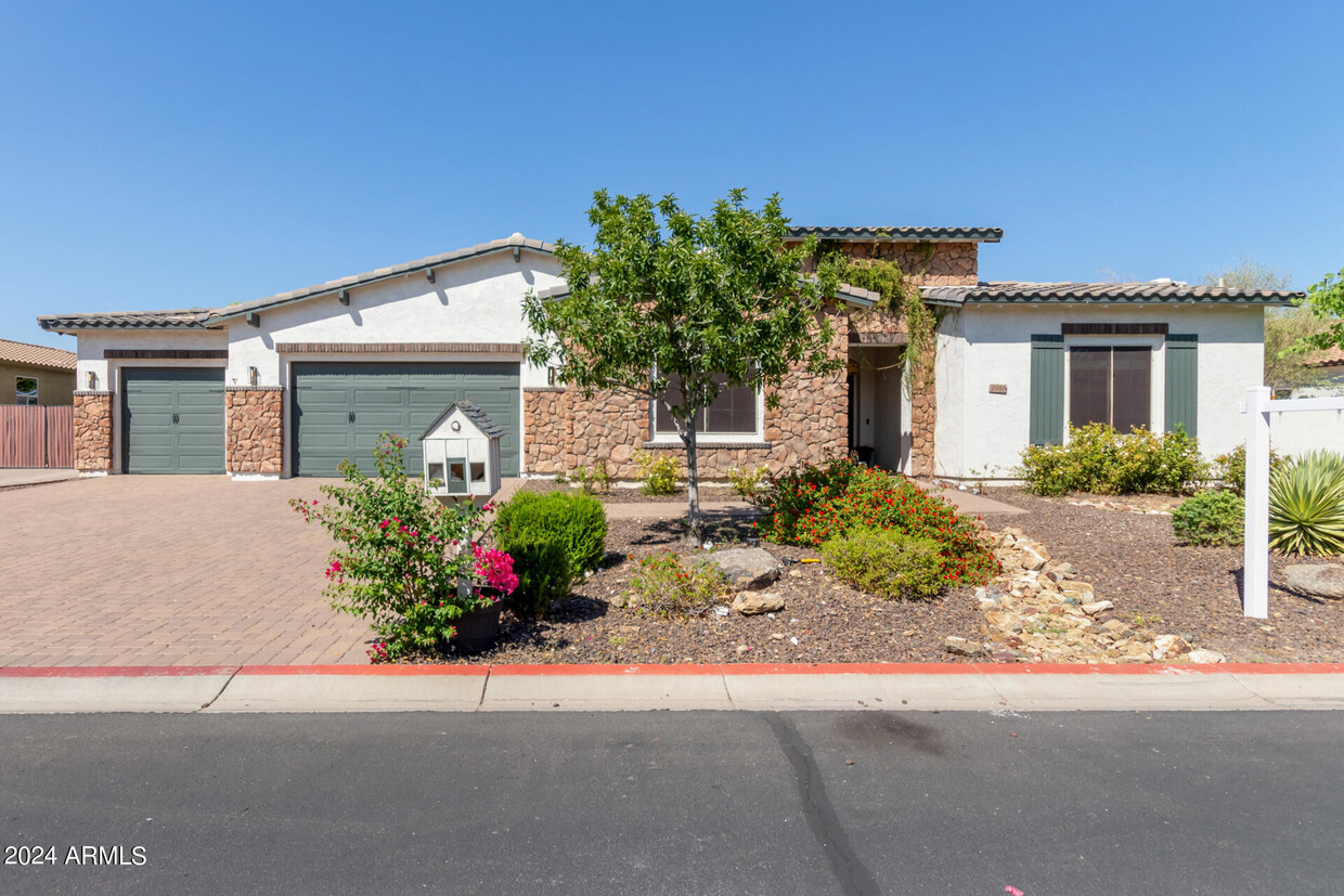 Primary Photo - 3916 E Encanto St