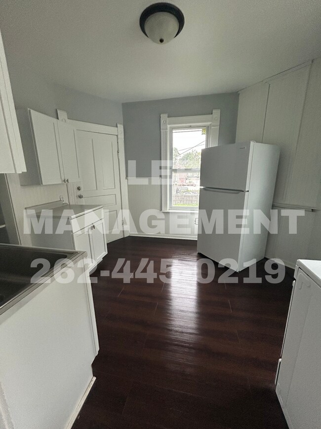 Foto del edificio - Spacious 3 Bedroom Upper!