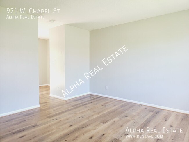 Foto del edificio - Pet friendly home with level fenced back y...