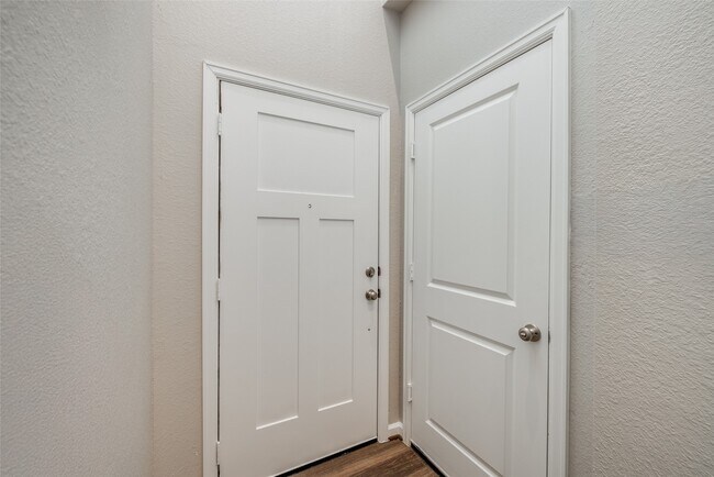 Building Photo - 221 Pk Pl Cir