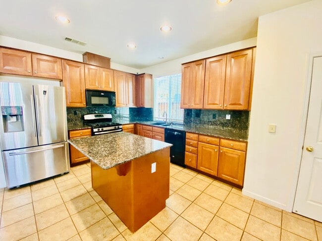 Foto del edificio - REDUCED!!  Huge 5 Bedroom 3 Bath Home Clos...