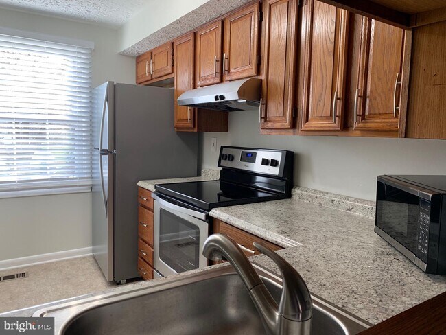 Building Photo - 9243 Redbridge Ct