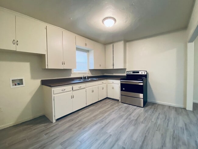 Building Photo - Charming 4 bedroom 1 bathroom- Ready to be leased Now!