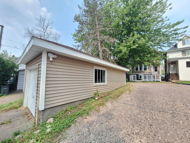 Foto del edificio - AVAILABLE June 1st - 6 Bedroom, 2 Bath House with Garage