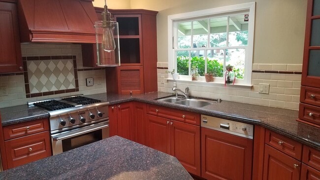 Foto del edificio - Spacious updated 3BR home with deck & chef’s Kitchen