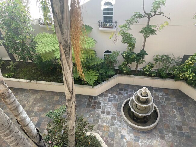 Courtyard - 1948 Malcolm Ave
