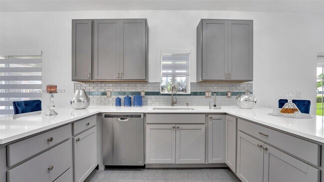 Foto del edificio - 2390 SE 5th Ct