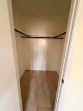 Building Photo - 2807 Kenross St