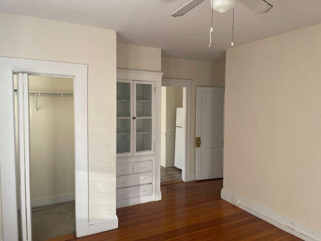 Foto del edificio - Union Sq Over sized Top floor Extremely Sunny 1 bed Eat In Kitchen, 1 Free month