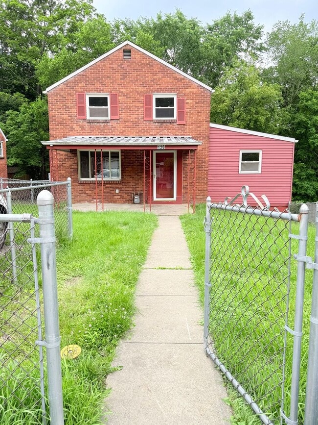 Building Photo - Freshly Painted 3BD/1.5BA Single Family Ho...