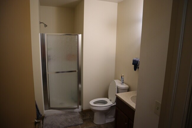 Baño 1 - 168 N Tratt St