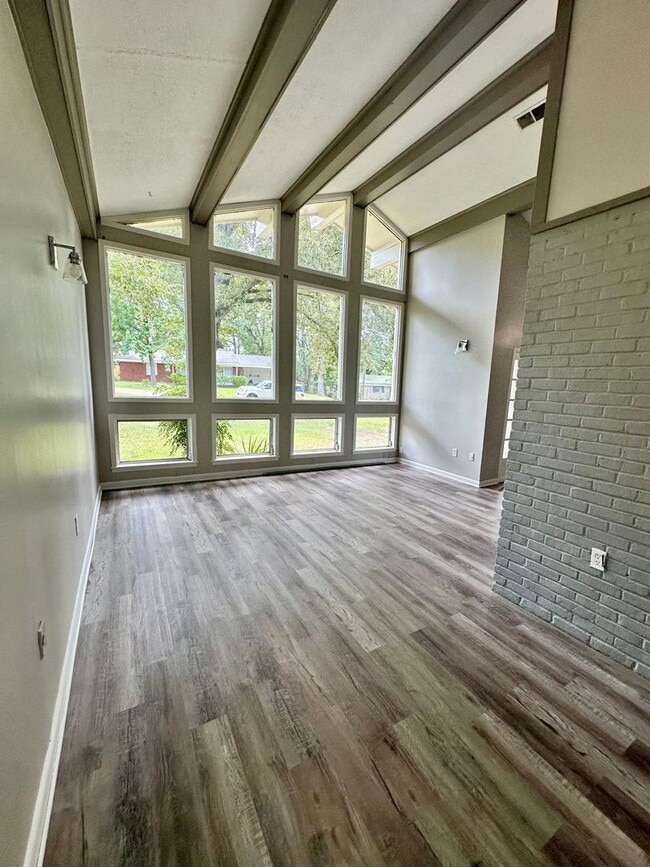 Building Photo - Spacious 4 Bedroom Home in Pearl!