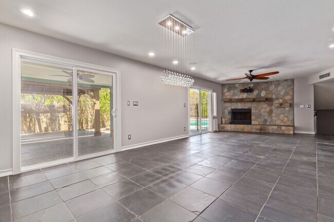 Building Photo - Stunning Tri-Level 6 bedroom home with POO...