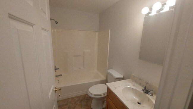Foto del edificio - 52 Wheatland Ave