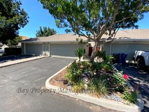 Building Photo - 19220 Creekside Ln