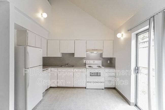 Building Photo - 3602 N Gantenbein Ave