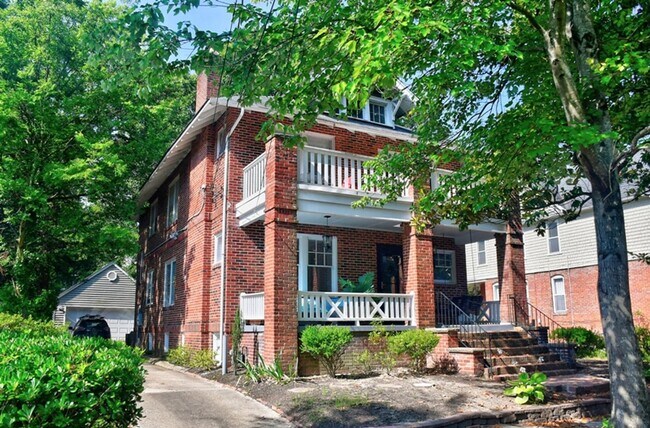 Building Photo - Beautiful Older home renovated for todays ...