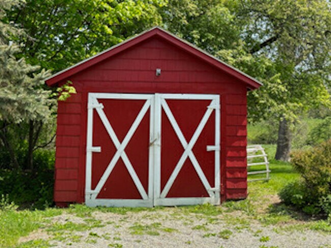 Building Photo - 194 S Amenia Rd